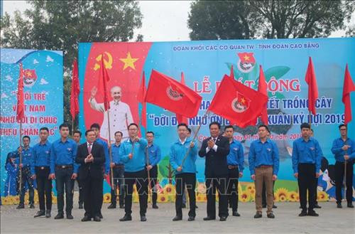 Tặng quà cho gia đình chính sách tỉnh Cao Bằng. Ảnh: Chu Hiệu – TTXVN Tặng quà cho gia đình chính sách tỉnh Cao Bằng. Ảnh: Chu Hiệu – TTXVN