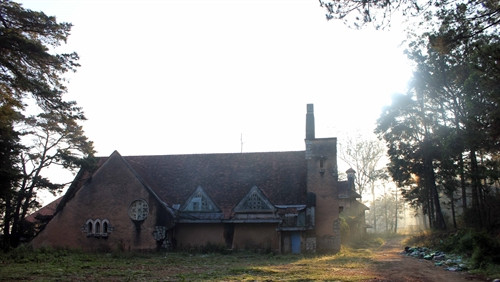 Thánh đường Nhà nguyện mang đậm sắc thái châu Âu thời trung cổ. Thánh đường Nhà nguyện mang đậm sắc thái châu Âu thời trung cổ.