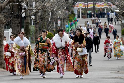 Thanh niên Nhật Bản trong trang phục kimono truyền thống tham gia buổi lễ trưởng thành ở Tokyo ngày 8/1. Ảnh: AFP/TTXVN Thanh niên Nhật Bản trong trang phục kimono truyền thống tham gia buổi lễ trưởng thành ở Tokyo ngày 8/1. Ảnh: AFP/TTXVN