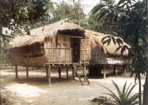 Hiện nay, nhà cửa của người Chơ Ro đã có nhiều thay đổi. Một số gia đình dựng nhà với các vì kèo, cửa ra vào mở ở hướng chính của ngôi nhà, như nhà người Việt ở nông thôn Nam bộ. Nhiều hộ khá giả đã có nhà tường xây, mái ngói... Nét kiến trúc truyền thống của họ chỉ còn hiện diện ở ngôi nhà bếp. Hiện nay, nhà cửa của người Chơ Ro đã có nhiều thay đổi. Một số gia đình dựng nhà với các vì kèo, cửa ra vào mở ở hướng chính của ngôi nhà, như nhà người Việt ở nông thôn Nam bộ. Nhiều hộ khá giả đã có nhà tường xây, mái ngói... Nét kiến trúc truyền thống của họ chỉ còn hiện diện ở ngôi nhà bếp.