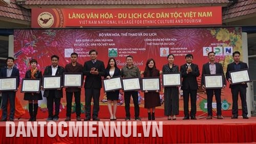 Ban Tổ chức trao Chứng nhận tài trợ chương trình cho đại diện các doanh nghiệp,các nhà hảo tâm. Ảnh: Hoàng Hải