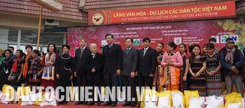 Ban Tổ chức trao quà Tết cho đồng bào các dân tộc đang hoạt động tại Làng. Ảnh: Hoàng Hải