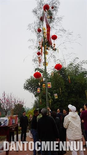 Cây nêu được dựng tại Làng Văn hóa - Du lịch các dân tộc Việt Nam để cầu mong một năm mới bình an, may mắn và thành công. Ảnh: Hoàng Hải