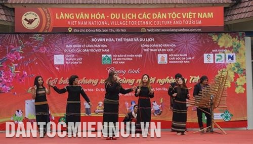 Chương trình văn nghệ tại Lễ Khai mạc. Ảnh: Hoàng Hải