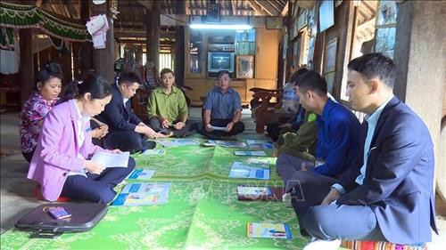 Bảo hiểm xã hội huyện Thuận Châu tuyên truyền về chính sách bảo hiểm đến từng thôn, bản. Ảnh: Hữu Quyết - TTXVN