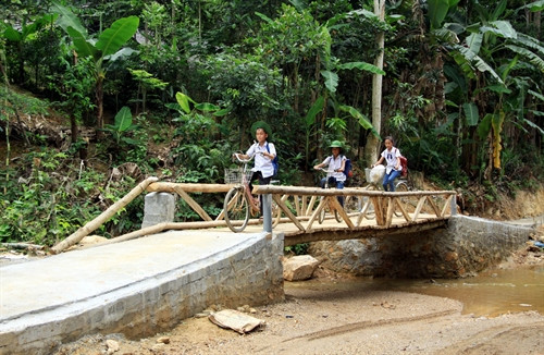 Từ ngày có cầu gỗ bắc qua suối Hoắc, học sinh trong thôn đi học thuận tiện, dễ dàng hơn. Từ ngày có cầu gỗ bắc qua suối Hoắc, học sinh trong thôn đi học thuận tiện, dễ dàng hơn.