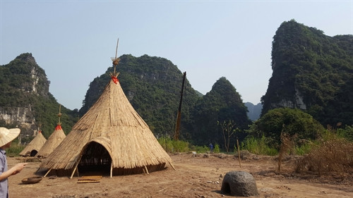 Các vật dụng dựng làng thổ dân được làm bằng các nguyên liệu tự nhiên như: Tre, luồng, gỗ... Các vật dụng dựng làng thổ dân được làm bằng các nguyên liệu tự nhiên như: Tre, luồng, gỗ...