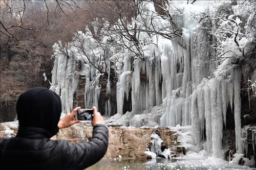 Du khách chiêm ngưỡng thác băng tuyệt đẹp trên Núi Yuntai ở tỉnh Hà Nam, Trung Quốc. Ảnh: THX/TTXVN Thác băng tuyệt đẹp trên Núi Yuntai ở tỉnh Hà Nam, Trung Quốc . Ảnh: THX/TTXVN Du khách chiêm ngưỡng thác băng tuyệt đẹp trên Núi Yuntai ở tỉnh Hà Nam, Trung Quốc. Ảnh: THX/TTXVN Thác băng tuyệt đẹp trên Núi Yuntai ở tỉnh Hà Nam, Trung Quốc . Ảnh: THX/TTXVN
