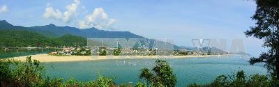 Toàn cảnh Vịnh Lăng Cô (Thừa Thiên - Huế) nhìn từ đèo Hải Vân. Ảnh: Nhật Anh- TTXVN Toàn cảnh Vịnh Lăng Cô (Thừa Thiên - Huế) nhìn từ đèo Hải Vân. Ảnh: Nhật Anh- TTXVN