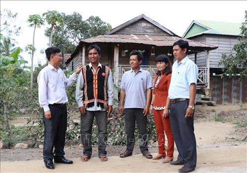 Đảng ủy xã Chư Mố (huyện Ia Pa), chi bộ thôn Ơi H’Trông đến tuyên truyền chính sách của Đảng đến với gia đình quần chúng ưu tú Ksor Luy (thứ hai từ trái sang) tại thôn Ơi H’Trông. Đảng ủy xã Chư Mố (huyện Ia Pa), chi bộ thôn Ơi H’Trông đến tuyên truyền chính sách của Đảng đến với gia đình quần chúng ưu tú Ksor Luy (thứ hai từ trái sang) tại thôn Ơi H’Trông.