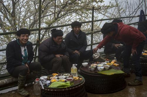 Thầy mo chuẩn bị lễ Các gia đình mang lễ đến Vào vị trí theo sắp xếp của người phụ lễ Đồng loạt mở lễ Thầy mo và phụ lễ cúng đầu tiên Các gia đình lần lượt cúng Các gia đình thay nhau mời rượu Phụ nữ và trẻ em ăn uống trong nhà