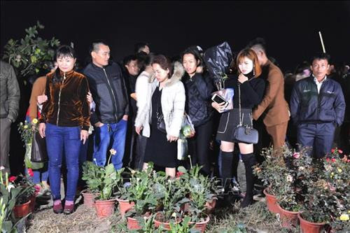 Rất đông du khách từ khắp các tỉnh thành đến chợ Viềng phủ tại huyện Vụ Bản, tỉnh Nam Định để du xuân. Ảnh Công Luật – TTXVN Rất đông du khách từ khắp các tỉnh thành đến chợ Viềng phủ tại huyện Vụ Bản, tỉnh Nam Định để du xuân. Ảnh Công Luật – TTXVN