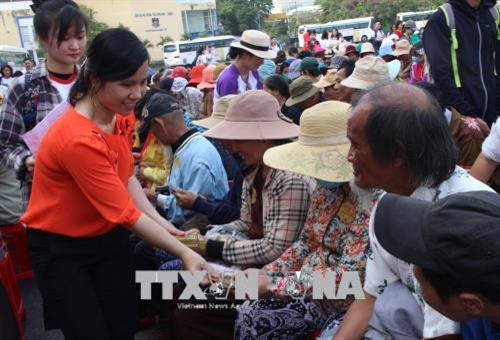 Tặng quà Tết cho người bán vé số về quê sum họp gia đình đón Tết Mậu Tuất 2018 tại Thành phố Hồ Chí Minh. Ảnh: Xuân Dự - TTXVN Tặng quà Tết cho người bán vé số về quê sum họp gia đình đón Tết Mậu Tuất 2018 tại Thành phố Hồ Chí Minh. Ảnh: Xuân Dự - TTXVN