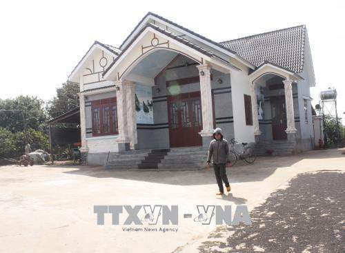 Những căn nhà khang trang của người dân tộc Ba Na tại xã Glar, huyện Đăk Đoa ngày một nhiều lên. Ảnh: Hồng Điệp - TTXVN Những căn nhà khang trang của người dân tộc Ba Na tại xã Glar, huyện Đăk Đoa ngày một nhiều lên. Ảnh: Hồng Điệp - TTXVN