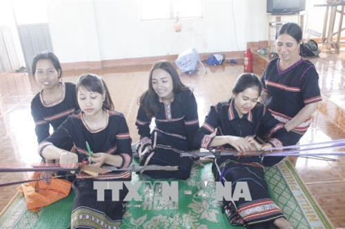 Những cô gái Ba Na trong hợp tác xã Dệt thổ cẩm Glar đang hoàn thiện những bộ đồ truyền thống chuẩn bị đón Tết. Ảnh: Hồng Điệp - TTXVN Những cô gái Ba Na trong hợp tác xã Dệt thổ cẩm Glar đang hoàn thiện những bộ đồ truyền thống chuẩn bị đón Tết. Ảnh: Hồng Điệp - TTXVN