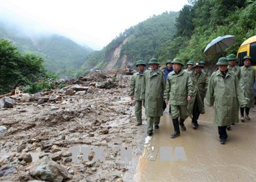 Phó Thủ tướng Trịnh Đình Dũng thị sát tại Km75, Quốc lộ 4D - nơi bị sạt lở nghiêm trọng do lũ ống, lũ quét. Ảnh: Quý Trung - TTXVN