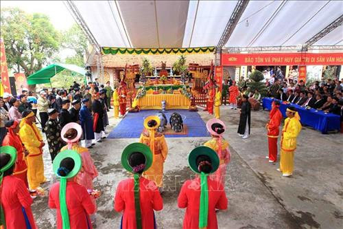 Các chức sắc trong làng uống rượu tiết "kim kê" để thực hiện lời thề. Ảnh: An Đăng - TTXVN Chủ tế làm lễ biểu thị sự quyết tâm thực hiện lời thề. Ảnh: An Đăng - TTXVN Chủ tế và các chức sắc thực hiện lời thề tại buổi lễ. Ảnh: An Đăng - TTXVN Các bô lão, chức sắc trong thôn Hoà Liễu thực hiện nghi thức thề tại Lễ hội Minh Thề. Ảnh: An Đăng - TTXVN Quang cảnh buổi Lễ Minh Thề. Ảnh: An Đăng - TTXVN