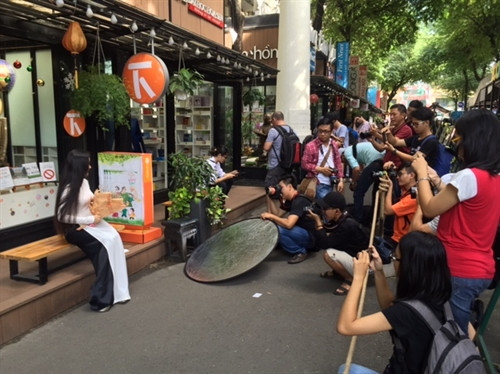 Sáng 02/01/2016, đông đảo du khách đổ về đường sách Thành phố Hồ Chí Minh tham quan, chụp ảnh. Ảnh: Bưng Biền