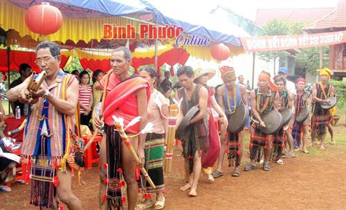 Đồng bào S’tiêng trong ngày hội đại đoàn kết toàn dân. Ảnh: baobinhphuoc.com.vn Đồng bào S’tiêng trong ngày hội đại đoàn kết toàn dân. Ảnh: baobinhphuoc.com.vn