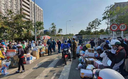 Hàng trăm phụ huynh chờ gửi hàng hóa cho người đang được cách ly ở ĐH Quốc gia TP.HCM - Ảnh: FB Ocha Dang Hàng trăm phụ huynh chờ gửi hàng hóa cho người đang được cách ly ở ĐH Quốc gia TP.HCM - Ảnh: FB Ocha Dang