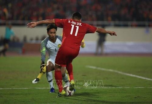 Cổ động viên Việt Nam ngập tràn một màu cờ đỏ sao vàng trên SVĐ Mỹ Đình. Ảnh: Trọng Đạt – TTXVN 4 vạn cổ động viên trên sân Mỹ Đình liên tục "tiếp lửa" để đội tuyển Việt Nam vượt qua thử thách cuối cùng trong hành trình hướng chinh phục chức vô địch AFF Cup 2018. Ảnh: Trọng Đạt – TTXVN Đội hình ra sân của đội tuyển Việt Nam. Ảnh: Trọng Đạt – TTXVN HLV trưởng Park Hang-seo trân trọng đặt tay lên ngực trái tại lễ chào cờ và hát Quốc ca Việt Nam đầu trận đấu. Ảnh: Hoàng Linh – TTXVN Tiền đạo Anh Đức (11) trở lại đội hình xuất phát với thể lực sung mãn, liên tiếp gây khó khăn cho hàng thủ Malaysia với tốc độ, sức tì đè, làm tường tốt và ghi bàn mở tỷ số 1-0 từ phút thứ 6 bằng pha bắt vô lê tuyệt đẹp đưa Việt Nam trở thành vô địch AFF Suzuki Cup 2018. Ảnh: Trọng Đạt – TTXVN Đội tuyển Việt Nam vui mừng với chiếc cúp vô địch. Ảnh: Trọng Đạt - TTXVN Văn Quyết, Anh Đức cùng các cầu thủ giương cao chiếc cúp vô địch AFF Suzuki cup 2018 chạy quanh sân vận động Mỹ Đình, chia vui với người hâm mộ. Ảnh: Trọng Đạt – TTXVN Hậu vệ Đoàn Văn Hậu - nhà tân vô địch AFF Suzuki Cup 2018. Văn Hậu đã có một giải đấu thành công, xứng đáng là trụ cột của đội tuyển bóng đá quốc gia. Ảnh: Trọng Đạt - TTXVN Cổ động viên Việt Nam ngập tràn một màu cờ đỏ sao vàng trên SVĐ Mỹ Đình. Ảnh: Trọng Đạt – TTXVN 4 vạn cổ động viên trên sân Mỹ Đình liên tục "tiếp lửa" để đội tuyển Việt Nam vượt qua thử thách cuối cùng trong hành trình hướng chinh phục chức vô địch AFF Cup 2018. Ảnh: Trọng Đạt – TTXVN Đội hình ra sân của đội tuyển Việt Nam. Ảnh: Trọng Đạt – TTXVN HLV trưởng Park Hang-seo trân trọng đặt tay lên ngực trái tại lễ chào cờ và hát Quốc ca Việt Nam đầu trận đấu. Ảnh: Hoàng Linh – TTXVN Tiền đạo Anh Đức (11) trở lại đội hình xuất phát với thể lực sung mãn, liên tiếp gây khó khăn cho hàng thủ Malaysia với tốc độ, sức tì đè, làm tường tốt và ghi bàn mở tỷ số 1-0 từ phút thứ 6 bằng pha bắt vô lê tuyệt đẹp đưa Việt Nam trở thành vô địch AFF Suzuki Cup 2018. Ảnh: Trọng Đạt – TTXVN Đội tuyển Việt Nam vui mừng với chiếc cúp vô địch. Ảnh: Trọng Đạt - TTXVN Văn Quyết, Anh Đức cùng các cầu thủ giương cao chiếc cúp vô địch AFF Suzuki cup 2018 chạy quanh sân vận động Mỹ Đình, chia vui với người hâm mộ. Ảnh: Trọng Đạt – TTXVN Hậu vệ Đoàn Văn Hậu - nhà tân vô địch AFF Suzuki Cup 2018. Văn Hậu đã có một giải đấu thành công, xứng đáng là trụ cột của đội tuyển bóng đá quốc gia. Ảnh: Trọng Đạt - TTXVN