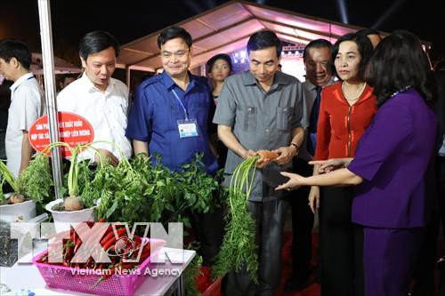 Các đại biểu tham quan một gian hàng trưng bày sản phẩm. Ảnh: Ninh Đức Phương - TTXVN Các đại biểu tham quan một gian hàng trưng bày sản phẩm. Ảnh: Ninh Đức Phương - TTXVN