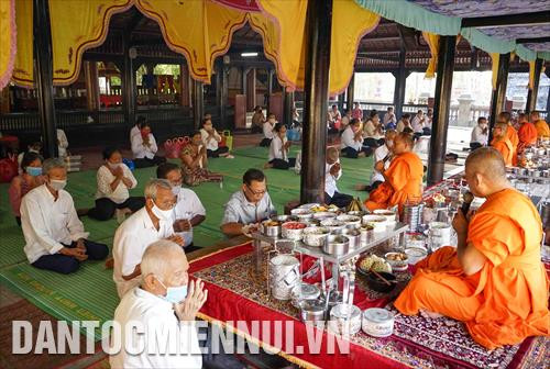 Đồng bào Khmer đến chùa Cái Giá Chót (xã Hưng Hội, huyện Vĩnh Lợi, tỉnh Bạc Liêu) cúng dường chư tăng trong ngày cuối của Tết Vào năm mới, 16/4/2020. Khi đến chùa thực hiện nghi thức cúng dường, bà con phật tử Khmer đều đeo khẩu trang, giữ khoảng cách nhất định, đảm bảo khoảng cách an toàn trong giãn cách xã hội.