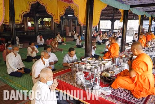 Đồng bào Khmer đến chùa Cái Giá Chót (xã Hưng Hội, huyện Vĩnh Lợi, tỉnh Bạc Liêu) cúng dường chư tăng trong ngày cuối của Tết Vào năm mới, 16/4/2020. Khi đến chùa thực hiện nghi thức cúng dường, bà con phật tử Khmer đều đeo khẩu trang, giữ khoảng cách nhất định, đảm bảo khoảng cách an toàn trong giãn cách xã hội.