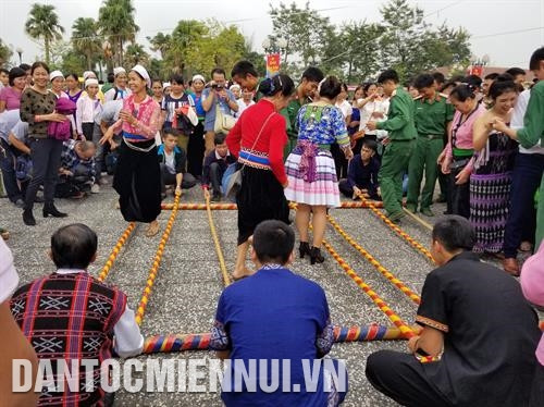 Đồng bào các dân tộc cùng vui trong Tuần "Đại đoàn kết các dân tộc" năm 2017. Ảnh: Nam Sương Đồng bào các dân tộc cùng vui trong Tuần "Đại đoàn kết các dân tộc" năm 2017. Ảnh: Nam Sương