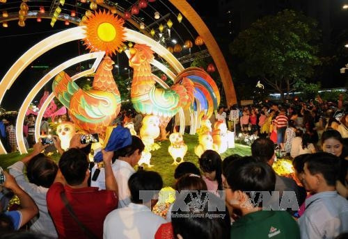 Khách tham quan Đường hoa Nguyễn Huệ Xuân Đinh Dậu 2017. Ảnh: An Hiếu - TTXVN