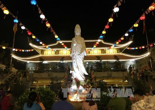 Đông đảo người dân Thành phố Hồ Chí Minh viếng chùa Vĩnh Nghiêm trong đêm giao thừa đón năm mới Đinh Dậu 2017. Ảnh: Thanh Vũ-TTXVN