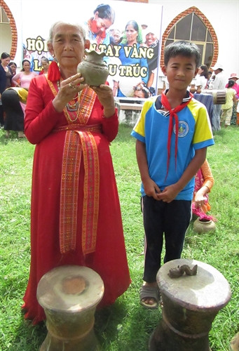 Cụ Trượng Thị Gạch (78 tuổi) và em Lộ Minh Thoan (12 tuổi) giành giải nhất hội thi. Cụ Trượng Thị Gạch (78 tuổi) và em Lộ Minh Thoan (12 tuổi) giành giải nhất hội thi.