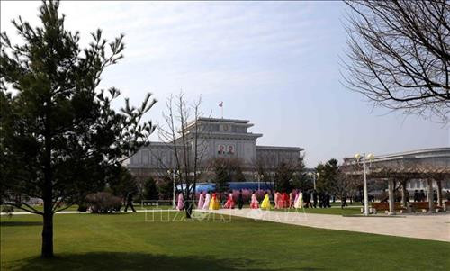 Thủ đô Bình Nhưỡng ngày nay mang một dáng vẻ hiện đại. Ảnh: Phương Hoa – TTXVN Những ngôi nhà cao tầng được sơn nhiều màu sắc mang dáng vẻ hiện đại cho Thủ đô Bình Nhưỡng. Ảnh: Phương Hoa- TTXVN Toàn cảnh thành phố Bình Nhưỡng nhìn từ trên cao. Ảnh: Phương Hoa – TTXVN Tiết mục hòa nhạc của Dàn nhạc Công Huân quốc gia Triều Tiên. Ảnh: Phương Hoa – TTXVN Đúng dịp sinh nhật của Chủ tịch Kim Nhật Thành, Triển lãm hoa được tổ chức tại Thủ đô Bình Nhưỡng. Ảnh: Phương Hoa – TTXVN Một gia đình Triều Tiên tham quan Triển lãm hoa Kim Nhật Thành. Ảnh: Phương Hoa – TTXVN Phụ nữ Triều Tiên mặc trang phục truyền thống vào xem Triển lãm hoa Kim Nhật Thành. Ảnh: Phương Hoa – TTXVN Người dân Triều Tiên xếp hàng vào xem Triển lãm hoa Kim Nhật Thành. Ảnh: Phương Hoa – TTXVN Một ngôi nhà truyền thống bên cạnh những công trình hiện đại. Ảnh: Phương Hoa – TTXVN Người dân và thiếu niên Triều Tiên đến vui chơi ở công viên. Ảnh: Phương Hoa – TTXVN Ngày cuối tuần, người dân Triều Tiên đến vui chơi ở các công viên nổi tiếng. Ảnh: Phương Hoa – TTXVN Một gian hàng dược phẩm ở Bình Nhưỡng. Ảnh: Phương Hoa – TTXVN Học sinh học môn thể thao yêu thích ở trường học. Ảnh: Phương Hoa – TTXVN Lớp học âm nhạc của học sinh Triều Tiên. Ảnh: Phương Hoa – TTXVN Lớp dạy lập trình tại Cung Học sinh Thiếu niên Vạn Cảnh Đài. Ảnh: Phương Hoa – TTXVN Triều Tiên rất chú trọng đến việc phát triển toàn diện con người, học sinh được tham gia các lớp học nghệ thuật. Ảnh: Phương Hoa- TTXVN Học sinh Triều Tiên học viết thư pháp. Ảnh: Phương Hoa – TTXVN Một cặp vợ chồng sắp cưới chụp ảnh trước Bảo tàng Chiến thắng Chiến tranh Giải phóng Tổ quốc. Ảnh: Phương Hoa – TTXVN Người dân xếp hàng trật tự lên phương tiện giao thông công cộng. Ảnh: Phương Hoa- TTXVN Cung Thái Dương Kumsusan-nơi an nghỉ của Chủ tịch Kim Nhật Thành và Kim Jong - Il. Ảnh: Phương Hoa – TTXVN Nhà ga trung tâm ở Thủ đô Bình Nhưỡng. Ảnh: Phương Hoa – TTXVN Tòa nhà Quốc hội ở Thủ đô Bình Nhưỡng. Ảnh: Phương Hoa – TTXVN Ngoài phương tiện giao thông công cộng, người dân Bình Nhưỡng thường xuyên sử dụng xe đạp. Ảnh: Phương Hoa – TTXVN Hoa nở trên đường phố cùng với những ngôi nhà cao tầng mang nhiều màu sắc rực rỡ. Ảnh: Phương Hoa – TTXVN Tượng "Vạn Lý Mã" - bức tượng nổi tiếng ở Bình Nhưỡng. Ảnh: Phương Hoa – TTXVN Những dãy phố với công trình kiến trúc hiện đại được xây dựng ở Bình Nhưỡng. Ảnh: Phương Hoa – TTXVN Nhiều chung cư cao tầng được xây dựng phục vụ chỗ ở cho người dân ở Thủ đô Bình Nhưỡng. Ảnh: Phương Hoa – TTXVN Khải Hoàn Môn - một công trình nổi tiếng ở Bình Nhưỡng. Ảnh: Phương Hoa – TTXVN Tháp Chủ thể cao 170 m là Tượng đài về học thuyết tự lực tự cường ở Triều Tiên. Ảnh: Phương Hoa – TTXVN Một công trình kiến trúc truyền thống của Triều Tiên tại Thủ đô Bình Nhưỡng. Ảnh: Phương Hoa – TTXVN Quảng trường Kim Nhật Thành, nơi tổ chức các sự kiện lớn của Triều Tiên. Ảnh: Phương Hoa – TTXVN Pin năng lượng mặt trời được sử dụng ở nhiều nơi tại Thủ đô Bình Nhưỡng. Ảnh: Phương Hoa – TTXVN Ô tô điện là phương tiện giao thông công cộng phổ biển ở Bình Nhưỡng. Ảnh: Phương Hoa – TTXVN Nhà ga Bình Nhưỡng nhìn từ trên cao. Ảnh: Phương Hoa – TTXVN Tòa nhà Ryugyong cao 330m ở Thủ đô Bình Nhưỡng. Ảnh: Phương Hoa – TTXVN Một công trình lịch sử ở Thủ đô Bình Nhưỡng. Ảnh: Phương Hoa – TTXVN Học sinh mầm non được cô giáo dẫn đi dã ngoại. Ảnh: Phương Hoa – TTXVN Thủ đô Bình Nhưỡng nhìn từ trên cao. Ảnh: Phương Hoa – TTXVN Khu Chang Jong, nơi tập trung nhiều nhà cao tầng. Ảnh: Phương Hoa – TTXVN Thủ đô Bình Nhưỡng ngày nay mang một dáng vẻ hiện đại. Ảnh: Phương Hoa – TTXVN Những ngôi nhà cao tầng được sơn nhiều màu sắc mang dáng vẻ hiện đại cho Thủ đô Bình Nhưỡng. Ảnh: Phương Hoa- TTXVN Toàn cảnh thành phố Bình Nhưỡng nhìn từ trên cao. Ảnh: Phương Hoa – TTXVN Tiết mục hòa nhạc của Dàn nhạc Công Huân quốc gia Triều Tiên. Ảnh: Phương Hoa – TTXVN Đúng dịp sinh nhật của Chủ tịch Kim Nhật Thành, Triển lãm hoa được tổ chức tại Thủ đô Bình Nhưỡng. Ảnh: Phương Hoa – TTXVN Một gia đình Triều Tiên tham quan Triển lãm hoa Kim Nhật Thành. Ảnh: Phương Hoa – TTXVN Phụ nữ Triều Tiên mặc trang phục truyền thống vào xem Triển lãm hoa Kim Nhật Thành. Ảnh: Phương Hoa – TTXVN Người dân Triều Tiên xếp hàng vào xem Triển lãm hoa Kim Nhật Thành. Ảnh: Phương Hoa – TTXVN Một ngôi nhà truyền thống bên cạnh những công trình hiện đại. Ảnh: Phương Hoa – TTXVN Người dân và thiếu niên Triều Tiên đến vui chơi ở công viên. Ảnh: Phương Hoa – TTXVN Ngày cuối tuần, người dân Triều Tiên đến vui chơi ở các công viên nổi tiếng. Ảnh: Phương Hoa – TTXVN Một gian hàng dược phẩm ở Bình Nhưỡng. Ảnh: Phương Hoa – TTXVN Học sinh học môn thể thao yêu thích ở trường học. Ảnh: Phương Hoa – TTXVN Lớp học âm nhạc của học sinh Triều Tiên. Ảnh: Phương Hoa – TTXVN Lớp dạy lập trình tại Cung Học sinh Thiếu niên Vạn Cảnh Đài. Ảnh: Phương Hoa – TTXVN Triều Tiên rất chú trọng đến việc phát triển toàn diện con người, học sinh được tham gia các lớp học nghệ thuật. Ảnh: Phương Hoa- TTXVN Học sinh Triều Tiên học viết thư pháp. Ảnh: Phương Hoa – TTXVN Một cặp vợ chồng sắp cưới chụp ảnh trước Bảo tàng Chiến thắng Chiến tranh Giải phóng Tổ quốc. Ảnh: Phương Hoa – TTXVN Người dân xếp hàng trật tự lên phương tiện giao thông công cộng. Ảnh: Phương Hoa- TTXVN Cung Thái Dương Kumsusan-nơi an nghỉ của Chủ tịch Kim Nhật Thành và Kim Jong - Il. Ảnh: Phương Hoa – TTXVN Nhà ga trung tâm ở Thủ đô Bình Nhưỡng. Ảnh: Phương Hoa – TTXVN Tòa nhà Quốc hội ở Thủ đô Bình Nhưỡng. Ảnh: Phương Hoa – TTXVN Ngoài phương tiện giao thông công cộng, người dân Bình Nhưỡng thường xuyên sử dụng xe đạp. Ảnh: Phương Hoa – TTXVN Hoa nở trên đường phố cùng với những ngôi nhà cao tầng mang nhiều màu sắc rực rỡ. Ảnh: Phương Hoa – TTXVN Tượng "Vạn Lý Mã" - bức tượng nổi tiếng ở Bình Nhưỡng. Ảnh: Phương Hoa – TTXVN Những dãy phố với công trình kiến trúc hiện đại được xây dựng ở Bình Nhưỡng. Ảnh: Phương Hoa – TTXVN Nhiều chung cư cao tầng được xây dựng phục vụ chỗ ở cho người dân ở Thủ đô Bình Nhưỡng. Ảnh: Phương Hoa – TTXVN Khải Hoàn Môn - một công trình nổi tiếng ở Bình Nhưỡng. Ảnh: Phương Hoa – TTXVN Tháp Chủ thể cao 170 m là Tượng đài về học thuyết tự lực tự cường ở Triều Tiên. Ảnh: Phương Hoa – TTXVN Một công trình kiến trúc truyền thống của Triều Tiên tại Thủ đô Bình Nhưỡng. Ảnh: Phương Hoa – TTXVN Quảng trường Kim Nhật Thành, nơi tổ chức các sự kiện lớn của Triều Tiên. Ảnh: Phương Hoa – TTXVN Pin năng lượng mặt trời được sử dụng ở nhiều nơi tại Thủ đô Bình Nhưỡng. Ảnh: Phương Hoa – TTXVN Ô tô điện là phương tiện giao thông công cộng phổ biển ở Bình Nhưỡng. Ảnh: Phương Hoa – TTXVN Nhà ga Bình Nhưỡng nhìn từ trên cao. Ảnh: Phương Hoa – TTXVN Tòa nhà Ryugyong cao 330m ở Thủ đô Bình Nhưỡng. Ảnh: Phương Hoa – TTXVN Một công trình lịch sử ở Thủ đô Bình Nhưỡng. Ảnh: Phương Hoa – TTXVN Học sinh mầm non được cô giáo dẫn đi dã ngoại. Ảnh: Phương Hoa – TTXVN Thủ đô Bình Nhưỡng nhìn từ trên cao. Ảnh: Phương Hoa – TTXVN Khu Chang Jong, nơi tập trung nhiều nhà cao tầng. Ảnh: Phương Hoa – TTXVN