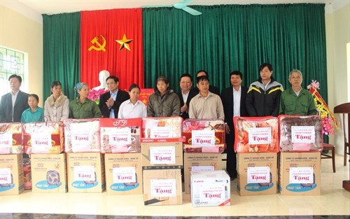 Đồng chí Phạm Minh Chính tặng quà cho 10 hộ nghèo ở xã Nam Phong, huyện Cao Phong, Ảnh: Vũ Hà- TTXVN
