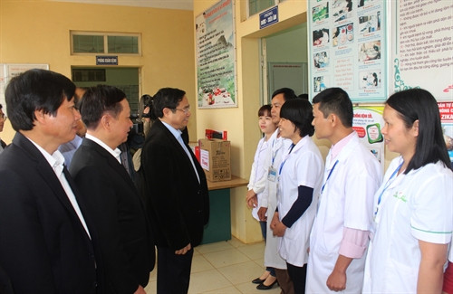 Đồng chí Phạm Minh ChínhTrạm thăm Trạm Y tế xã Nam Phong, huyện Cao Phong, Ảnh: Vũ Hà- TTXVN
