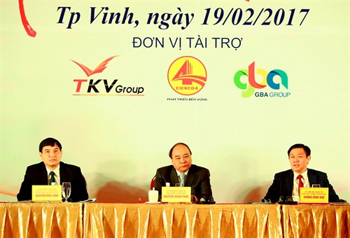 Thủ tướng Nguyễn Xuân Phúc dự Hội nghị gặp mặt các nhà đầu tư Xuân Đinh Dậu 2017. Cùng dự có Ủy viên Bộ Chính trị, Phó Thủ tướng Vương Đình Huệ. Ảnh: Thống Nhất-TTXVN