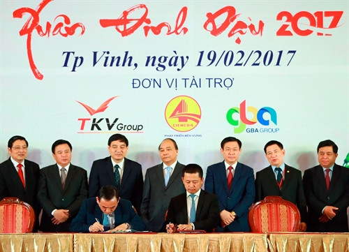 Thủ tướng Nguyễn Xuân Phúc chứng kiến lễ ký kết hợp tác đầu tư tại Nghệ An. Ảnh: Thống Nhất-TTXVN