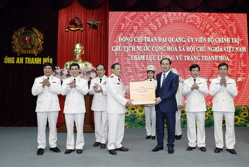 Chủ tịch nước Trần Đại Quang tặng quà cho Công an tỉnh Thanh Hoá. Ảnh: Nhan Sáng-TTXVN