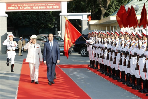 Chủ tịch nước Trần Đại Quang duyệt đội danh dự Công an nhân dân. Ảnh: Nhan Sáng-TTXVN