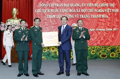 Chủ tịch nước Trần Đại Quang tặng quà Bộ Chỉ huy Quân sự tỉnh Thanh Hoá. Ảnh: Nhan Sáng-TTXVN