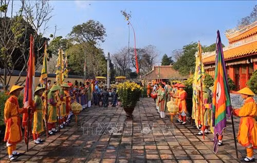 Lễ dựng nêu tại Triệu Tổ Miếu trong Đại Nội Huế. Ảnh: Hồ Cầu-TTXVN