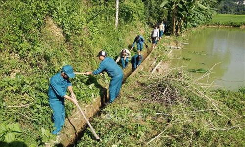 Cán bộ, chiến sĩ Ban Chỉ huy Quân sự xã Mường Giàng (Quỳnh Nhai, Sơn La) tham gia tu sửa, nạo vét kênh mương. Ảnh: Nguyễn Cường – TTXVN Cán bộ, chiến sĩ Ban Chỉ huy Quân sự xã Mường Giàng (Quỳnh Nhai, Sơn La) tham gia tu sửa, nạo vét kênh mương. Ảnh: Nguyễn Cường – TTXVN