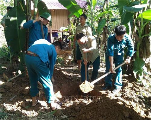 Cán bộ, chiến sĩ Ban Chỉ huy Quân sự xã Mường Giàng (Quỳnh Nhai, Sơn La) giúp các hộ dân đào hố rác thực hiện tiêu chí về môi trường trong xây dựng nông thôn mới. Ảnh: Nguyễn Cường – TTXVN Cán bộ, chiến sĩ Ban Chỉ huy Quân sự xã Mường Giàng (Quỳnh Nhai, Sơn La) giúp các hộ dân đào hố rác thực hiện tiêu chí về môi trường trong xây dựng nông thôn mới. Ảnh: Nguyễn Cường – TTXVN