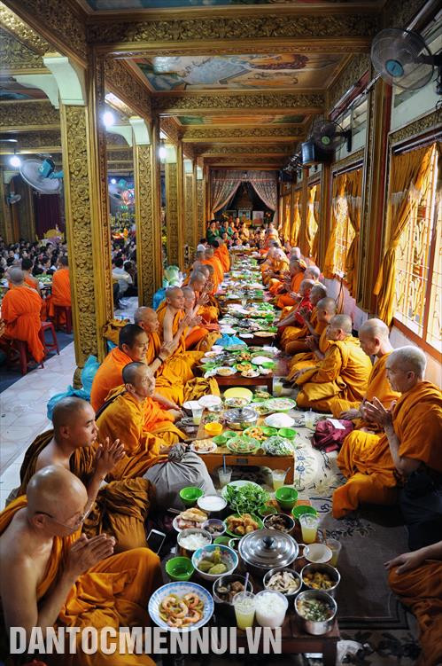 Chư tăng chùa Chantarăngsây (Thành phố Hồ Chí Minh) tụng kinh hồi hướng phước báo, độ thực từ vật thực do Phật tử cúng dường. Ảnh: An Hiếu