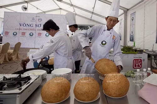 Bánh trở nên phồng to như quả bóng có màu vàng ươm đẹp mắt là có thể vớt ra.