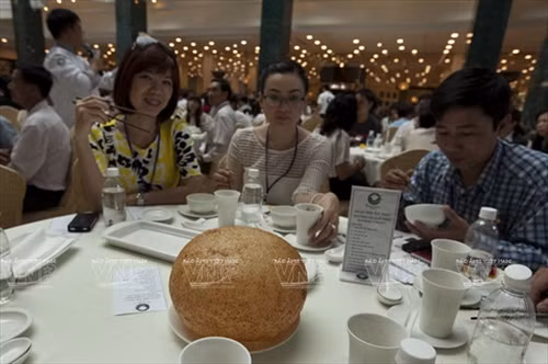 Ai cũng trầm trồ trước hình dạng lạ mắt và hương vị độc đáo của bánh xôi chiên phồng, một món ăn đặc biệt của ẩm thực đất phương Nam.