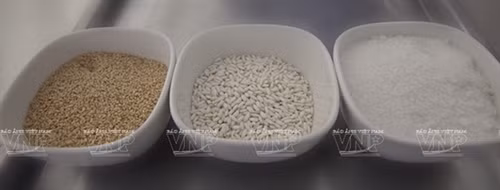 Nguyên liệu để làm xôi chiên phồng là gạo nếp thơm dẻo, đậu xanh đều hạt, vừng và đường.