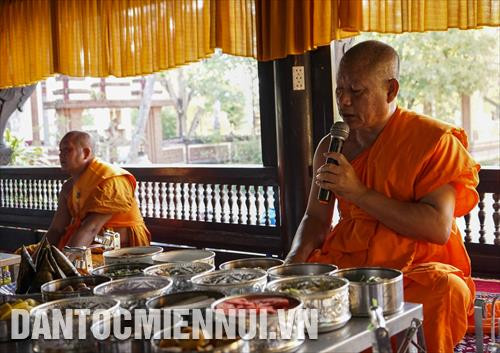 Thượng tọa Tăng Sa Vong, trụ trì chùa Cái Giá Chót cùng chư tăng đọc kinh cầu siêu cho người thân đã khuất của các gia đình phật tử tới cúng dường trong ngày cuối của Tết Vào năm mới (16/4/2020), trước khi thọ trai tăng.
