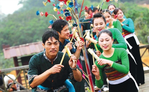 Những chàng trai, cô gái Thái trong làn điệu Khắp. Những chàng trai, cô gái Thái trong làn điệu Khắp.