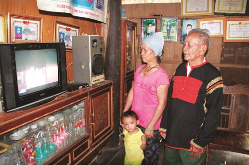 Có điện, đồng bào đã mua ti vi để theo dõi tin tức và học cách làm ăn mới